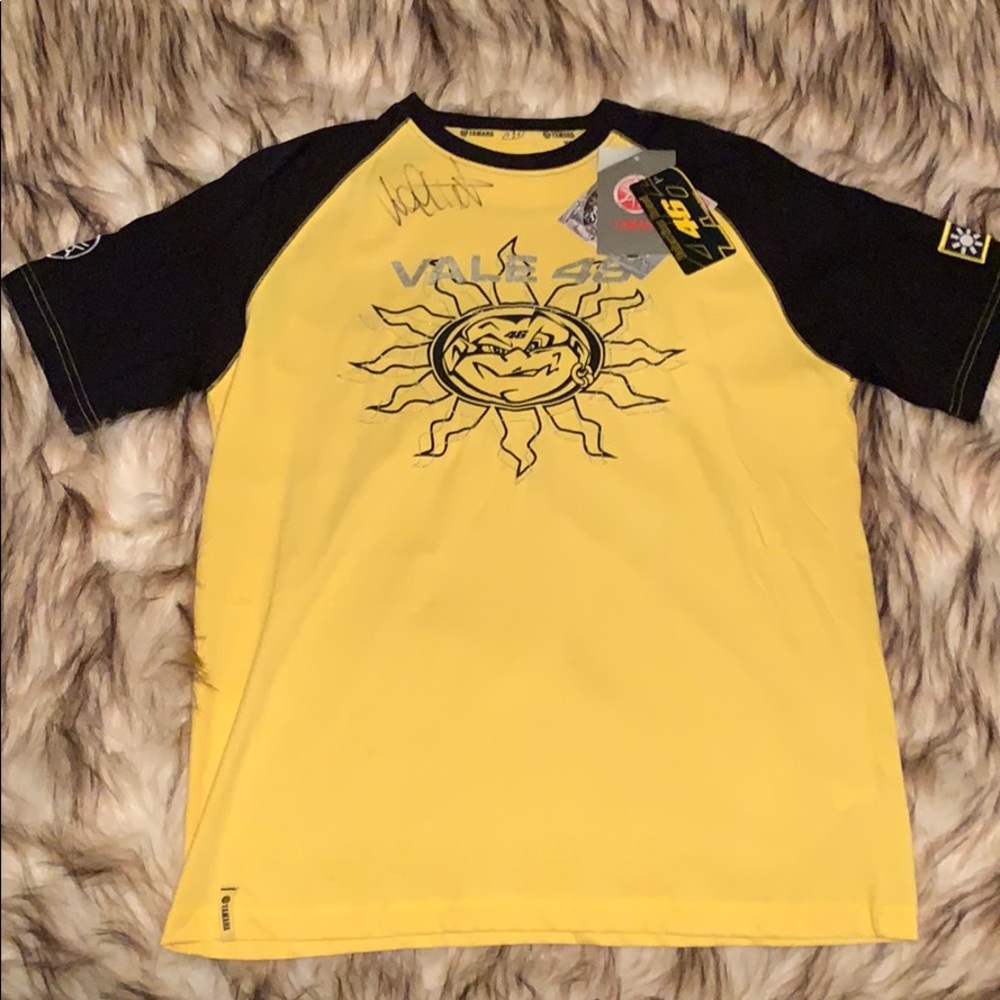 Never worn Yamaha Tee signed by Valentino Rossi.